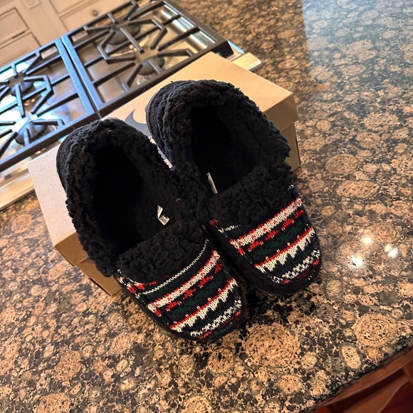 Muk Luks Women's Anais Moccasin Slippers Worn Once - Size L - Color Black Geo - Picture 3 of 6